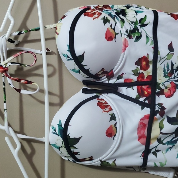 Cupshe White and Red Floral One Piece Swimsuit - Picture 2 of 5